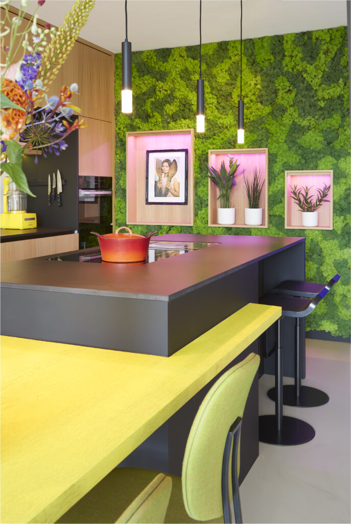 Keuken met licht en kweekledlamp